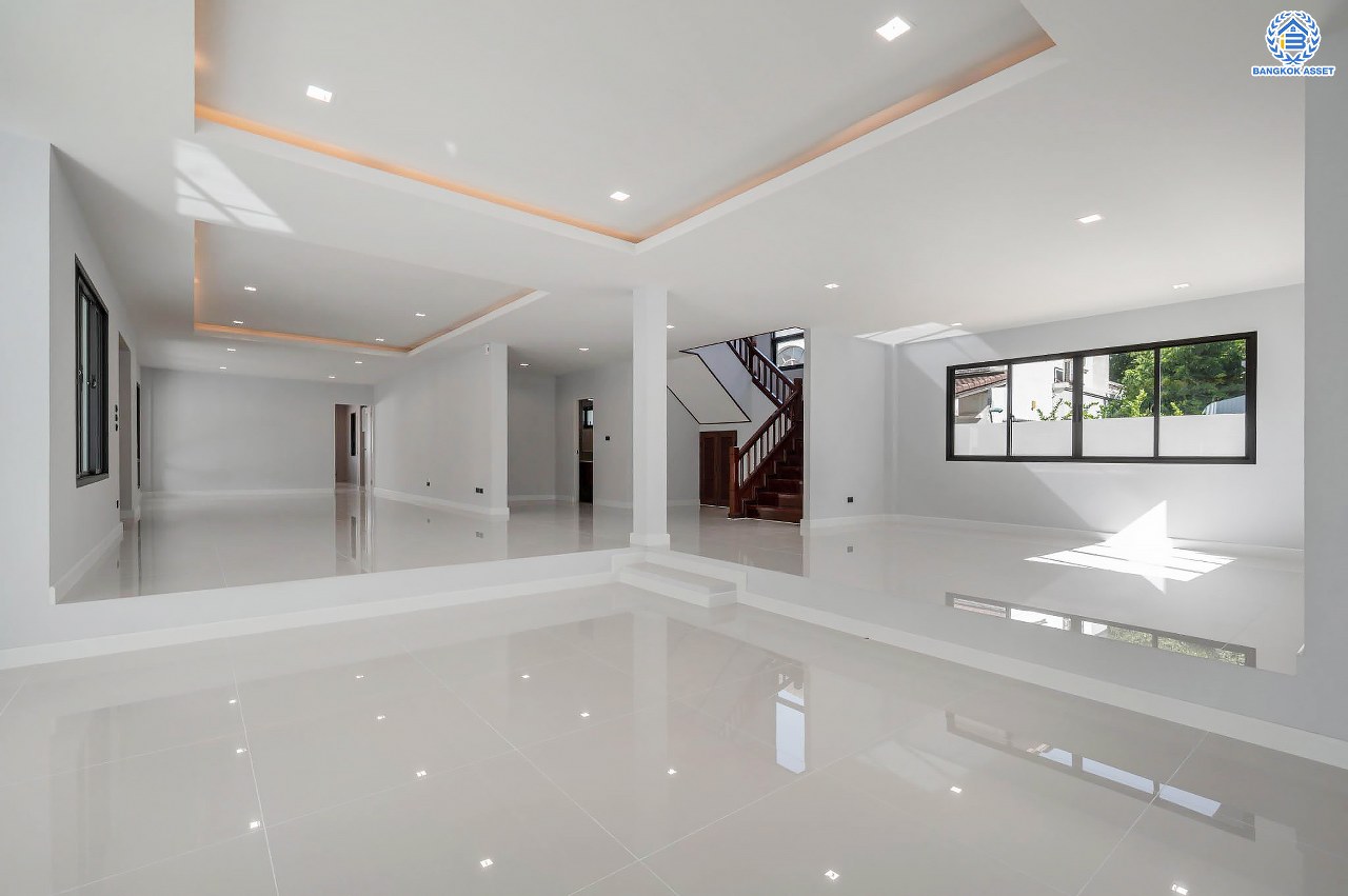 บ้านเดี่ยวฟิลคฤหาสน์มือสองตกแต่งใหม่ แบรนด์ LH ดีไซน์สุดหรูหรา โครงการ ลดาวัลย์ ปิ่นเกล้า เนื้อที่ 178.6 ตร.ว. บนพื้นที่ใช้สอยถึง 651.84 ตร.ม. ฟังก์ชันจัดเต็ม 5 ห้องนอน 7 ห้องน้ำ  1 ห้องแม่บ้าน จอดรถได้ถึง 3 คัน ทำเลศักยภาพติดถนนบรมราชชนนี เชื่อมต่อหลายเส้นทาง ใกล้มหาวิทยาลัยมหิดล และเซ็นทรัลศาลายา